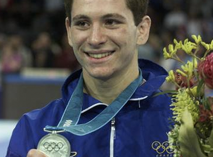 Tiago Camilo recebendo medalha olímpica de prata nos jogos de Sydney