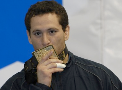 Tiago Camilo beijando medalha no campeonato mundial do Rio em 2007