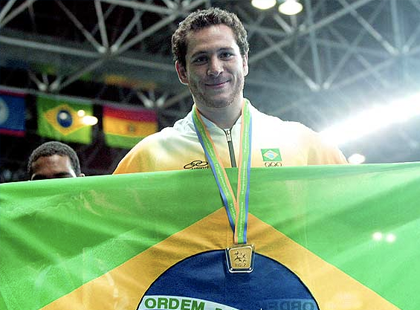 Tiago Camilo nos jogos do Panamericano no Rio, segurando a bandeira do Brasil aberta