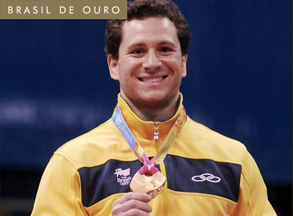 Tiago Camilo segurando medalha de ouro nos jogos de Guadalajara