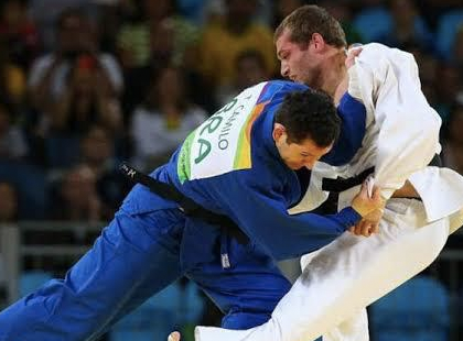Tiago Camilo dando golpe em judoca nas olimpíadas do Rio em 2016